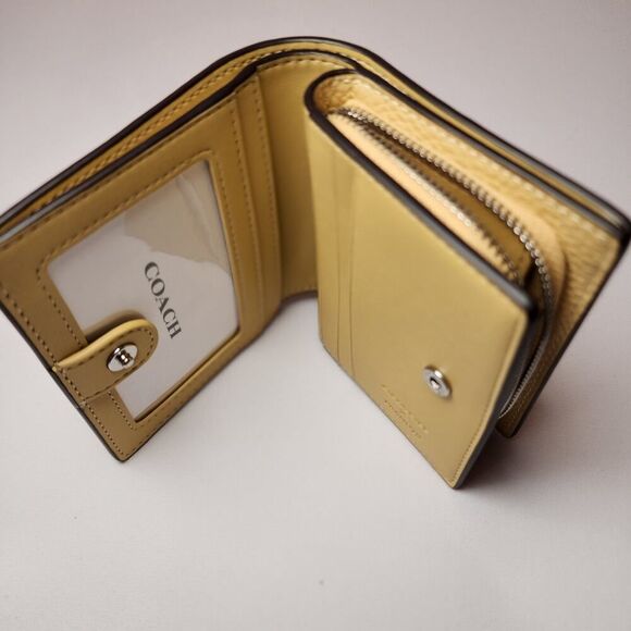 NWT Coach CBN90 X Peanuts Charlie Brown Snap Wallet Leather Hay Multi - Picture 2 of 8